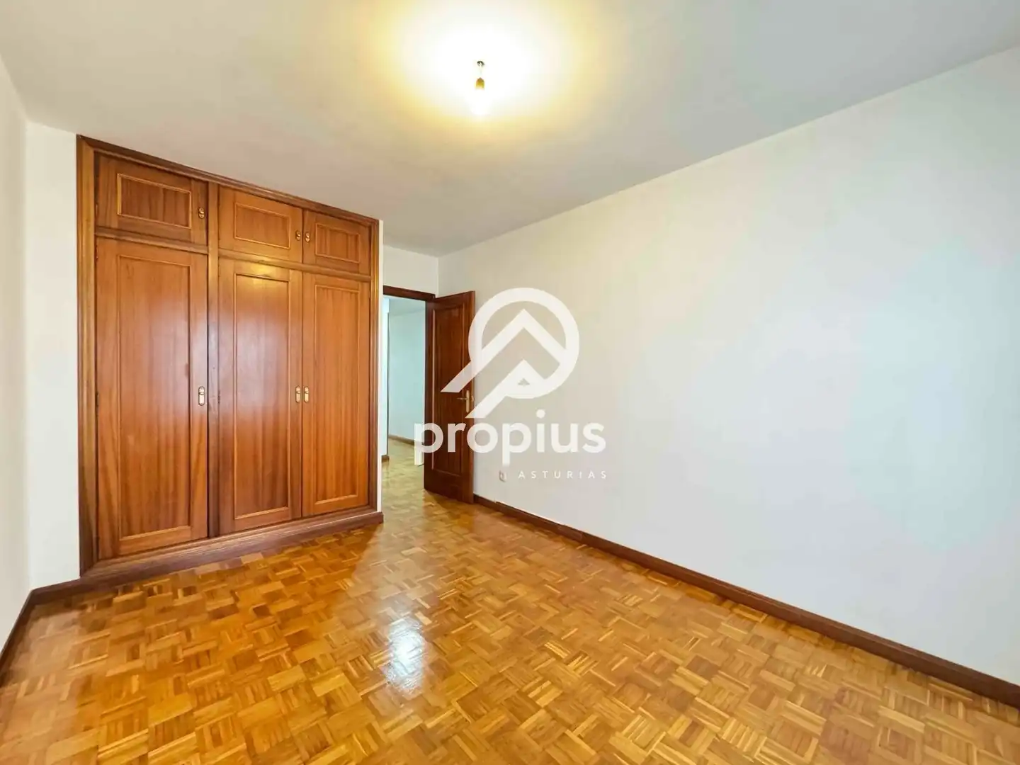 Habitación de Piso en venta en Oviedo  con Calefacción, Parquet y Terraza