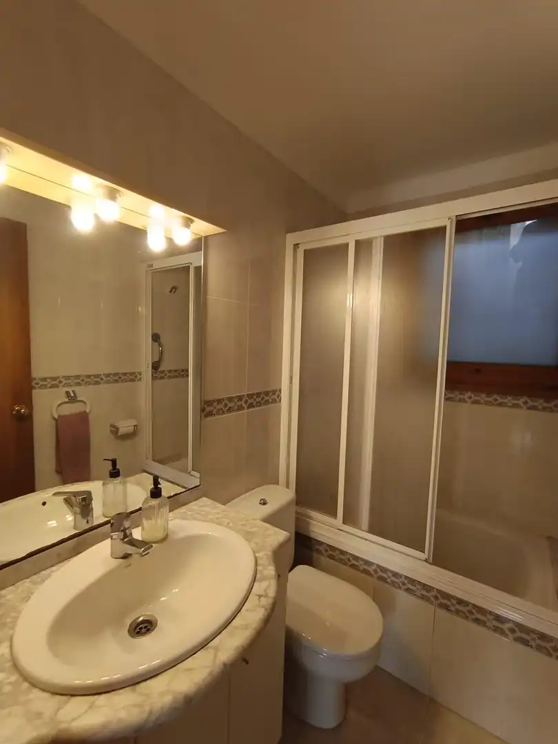 Baño de Apartamento en venta en Castell d'Aro, Platja d'Aro i s'Agaró con Aire acondicionado, Calefacción y Terraza