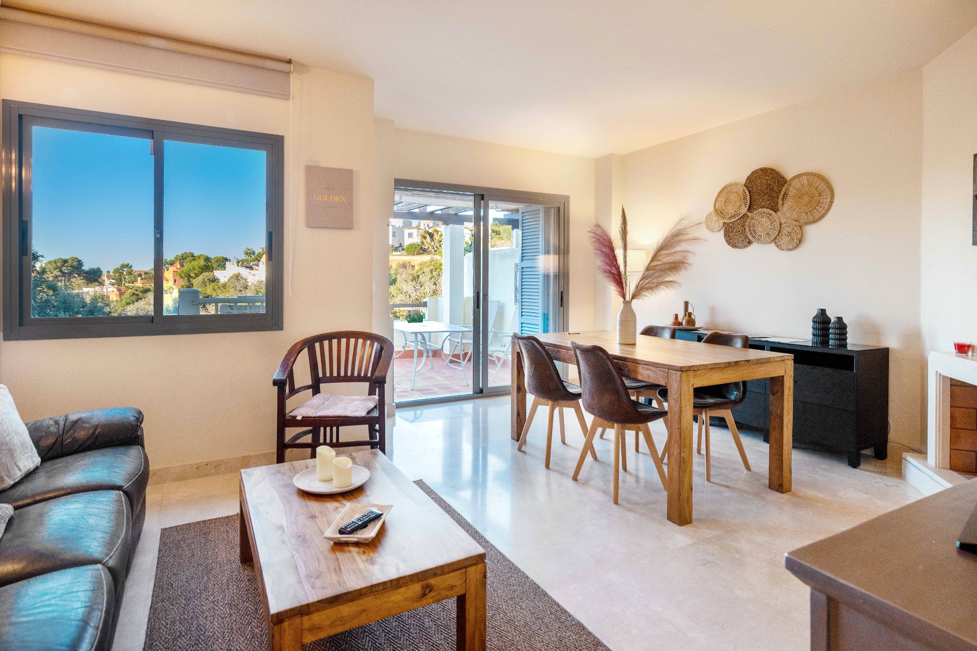 Sala d'estar de Casa adosada en venda en Marbella amb Aire condicionat, Calefacció i Jardí privat