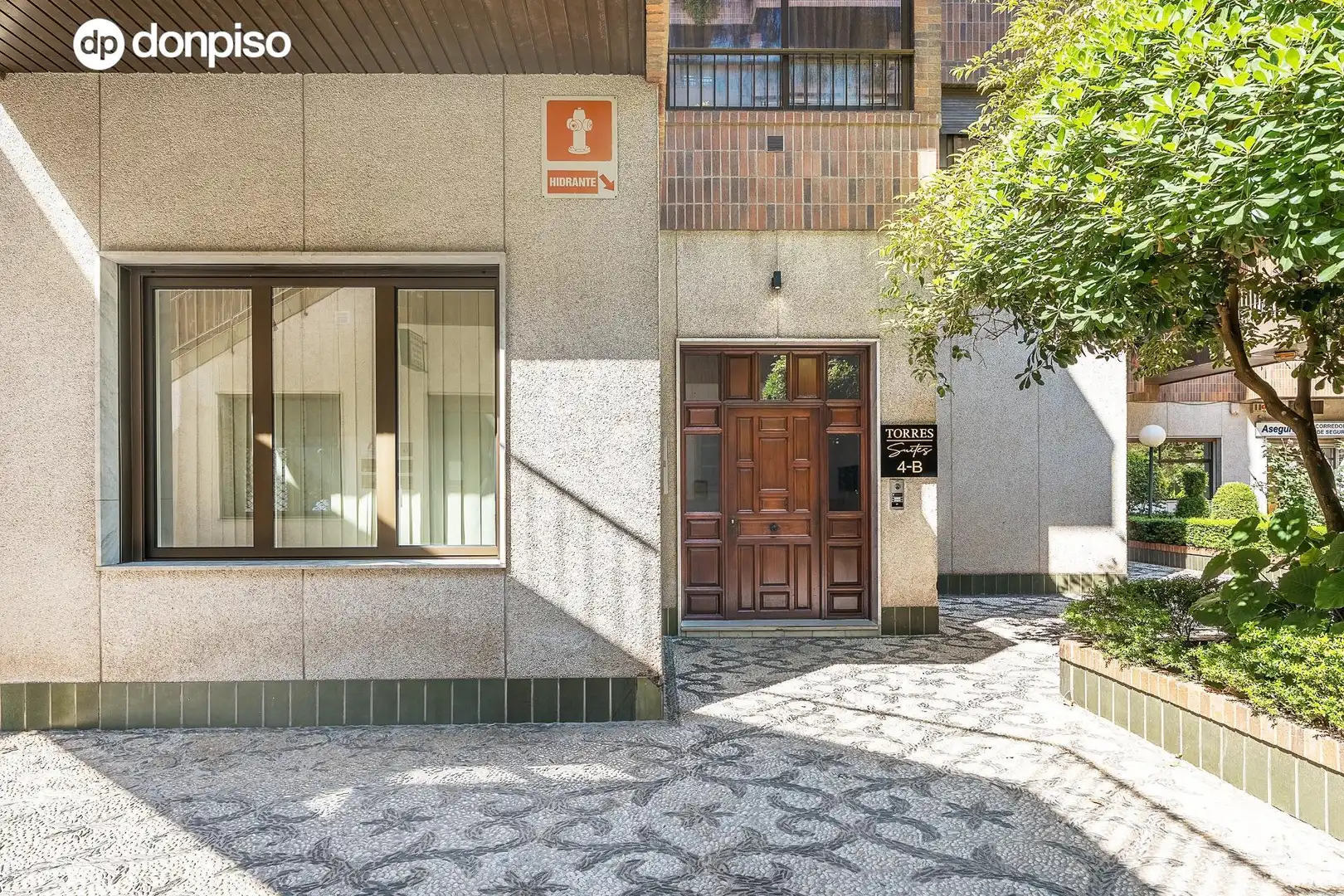 Außenansicht von Erdgeschoss zum Verkauf in Granada mit Klimaanlage, Privatgarten und Möbliert