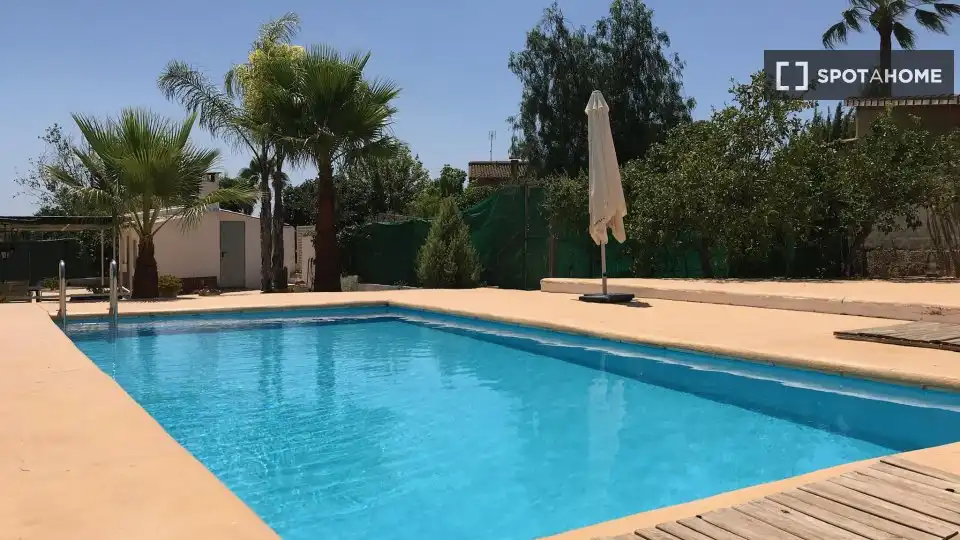 Piscina de Piso de alquiler en La Pobla de Vallbona con Aire acondicionado, Calefacción y Amueblado