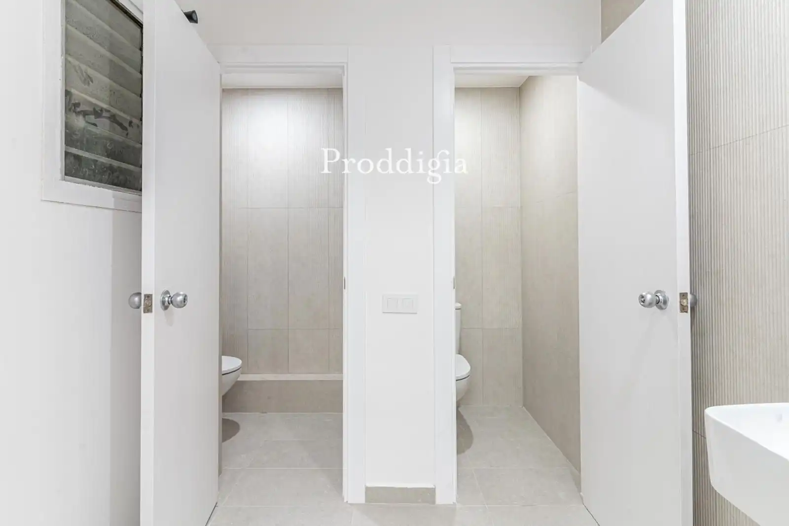 Bathroom of Office for rent in Barcelona  with Air Conditioner, Heating and Alarm