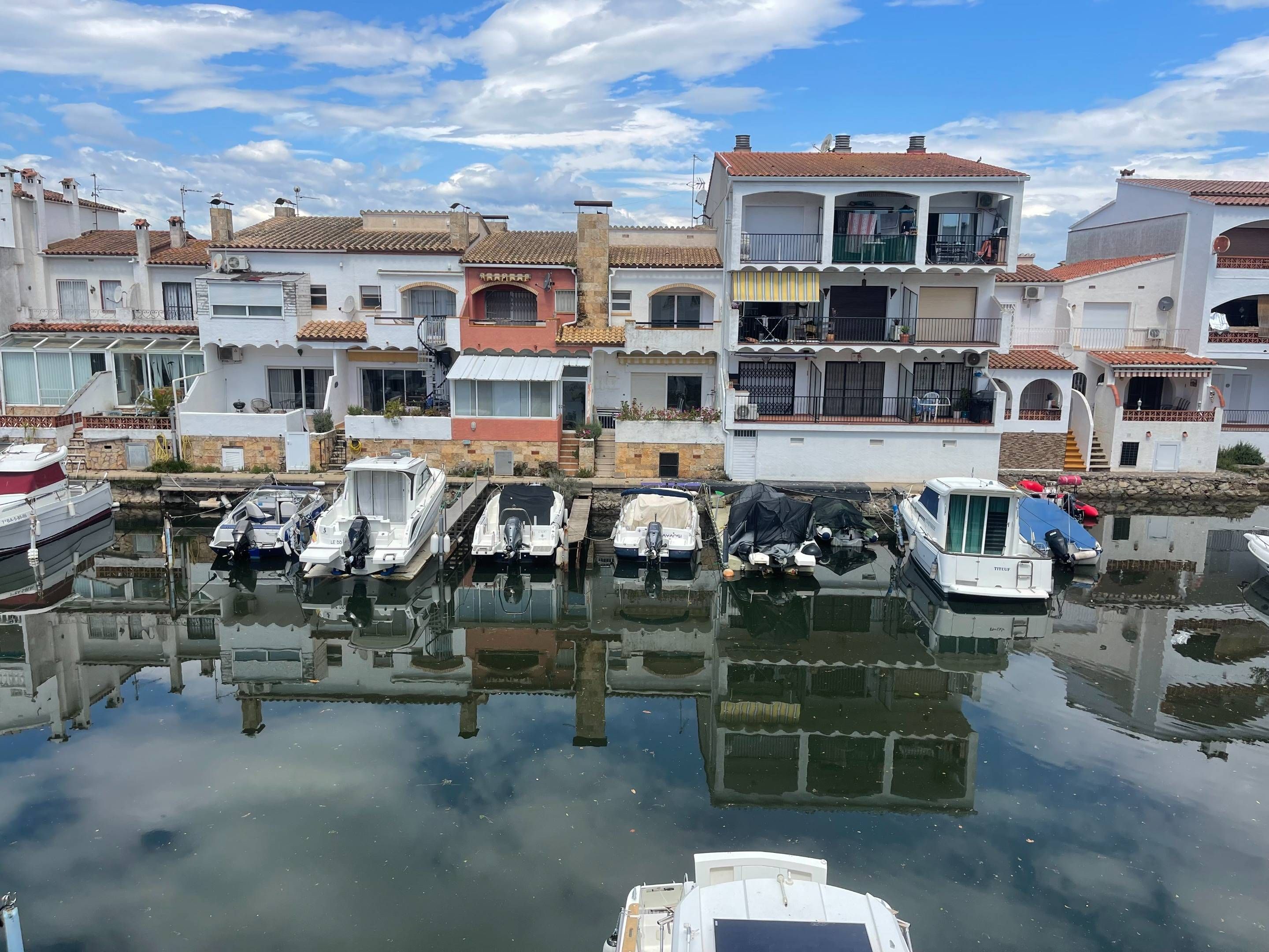 Vista exterior de Pis en venda en Empuriabrava amb Aire condicionat i Terrassa