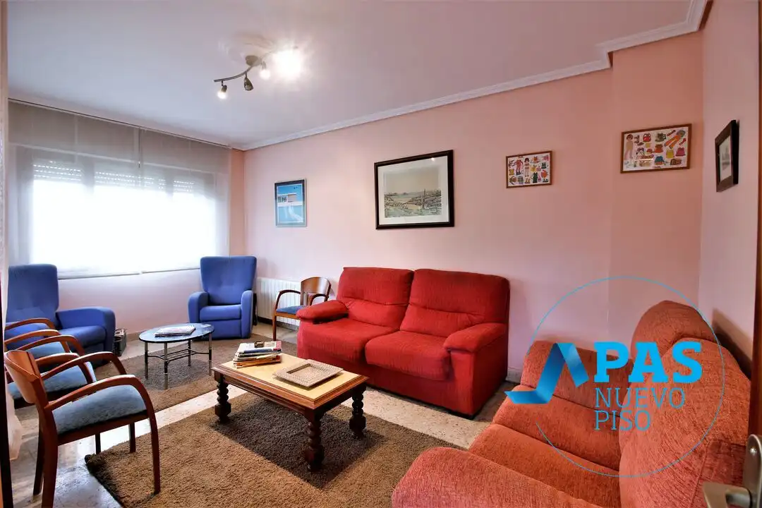Sala d'estar de Casa o xalet en venda en Santander amb Calefacció, Jardí privat i Traster