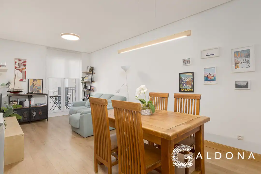 Sala d'estar de Pis en venda en Donostia - San Sebastián  amb Calefacció, Traster i Balcó