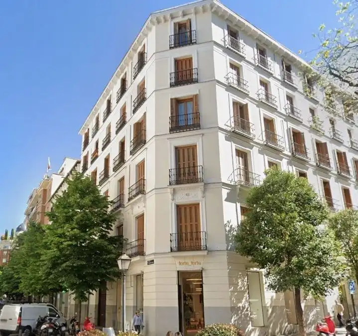 Vista exterior de Pis en venda en Madrid amb Calefacció