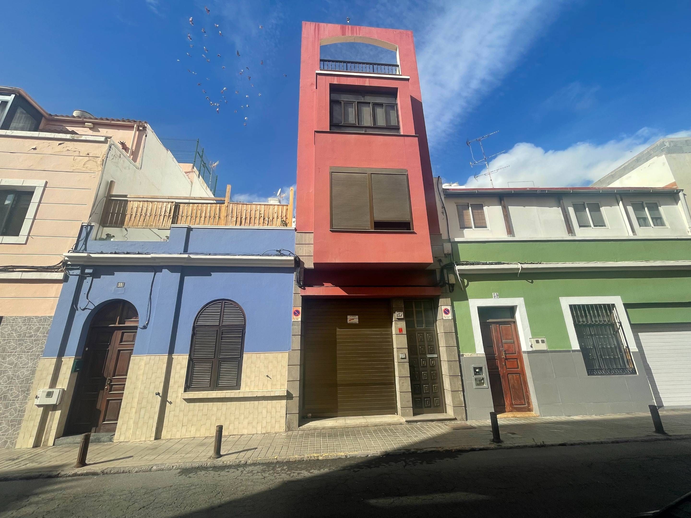 Vista exterior de Casa adosada de lloguer en Las Palmas de Gran Canaria amb Terrassa i Traster