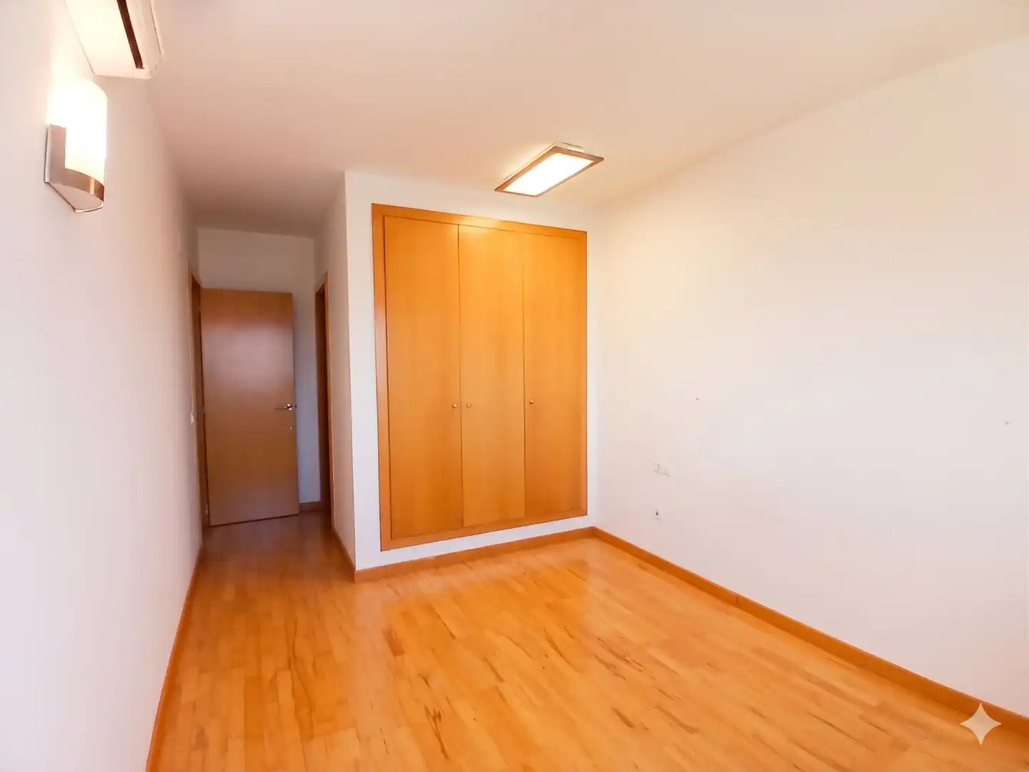 Wohnung zum Verkauf in Girona mit Klimaanlage, Heizung und Balkon