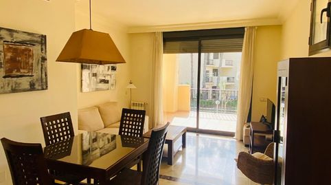 Apartamento en primera planta con  vistas a la piscina y jardin