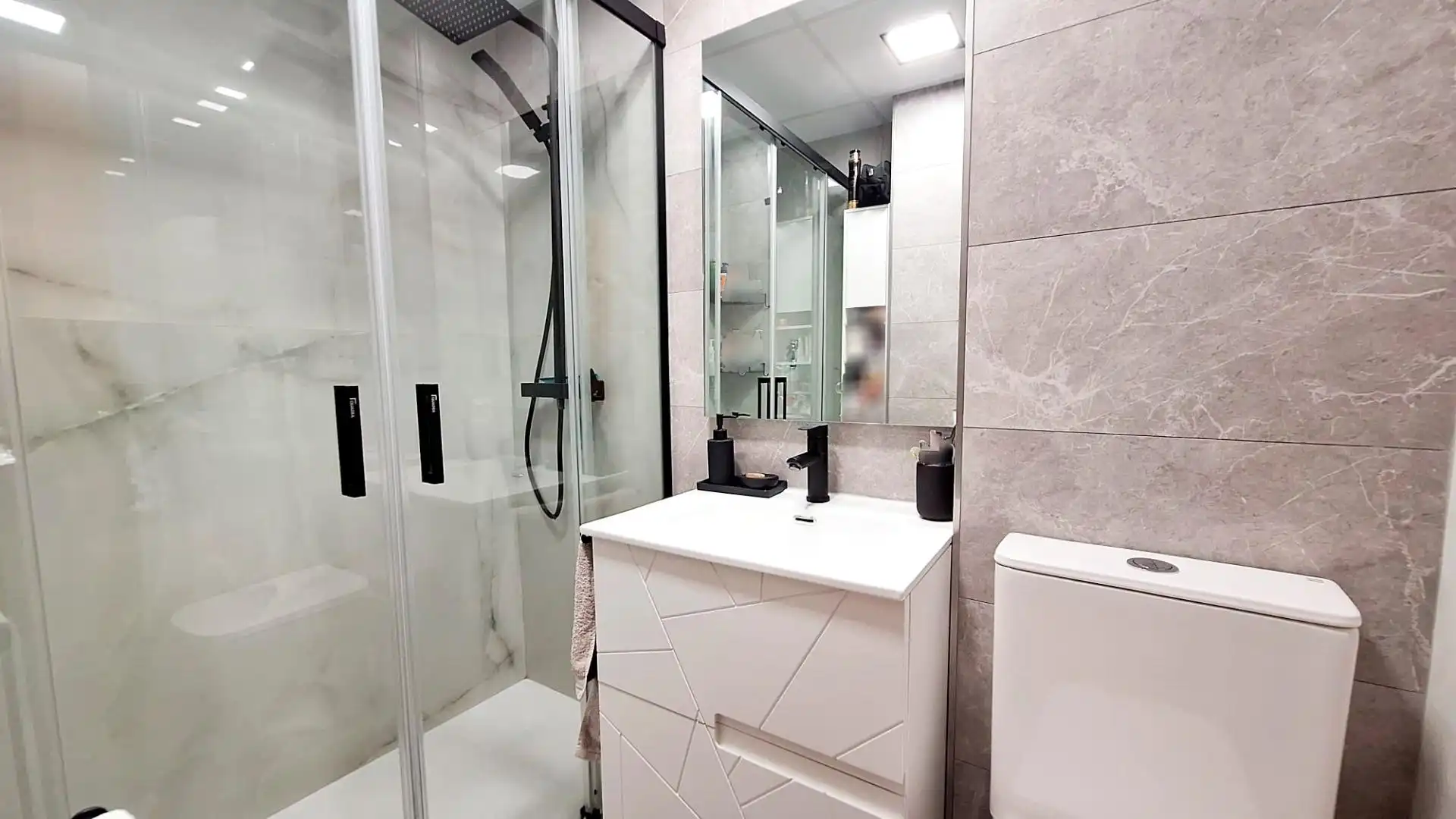 Bathroom of Flat for sale in Córdoba  with Air Conditioner and Heating