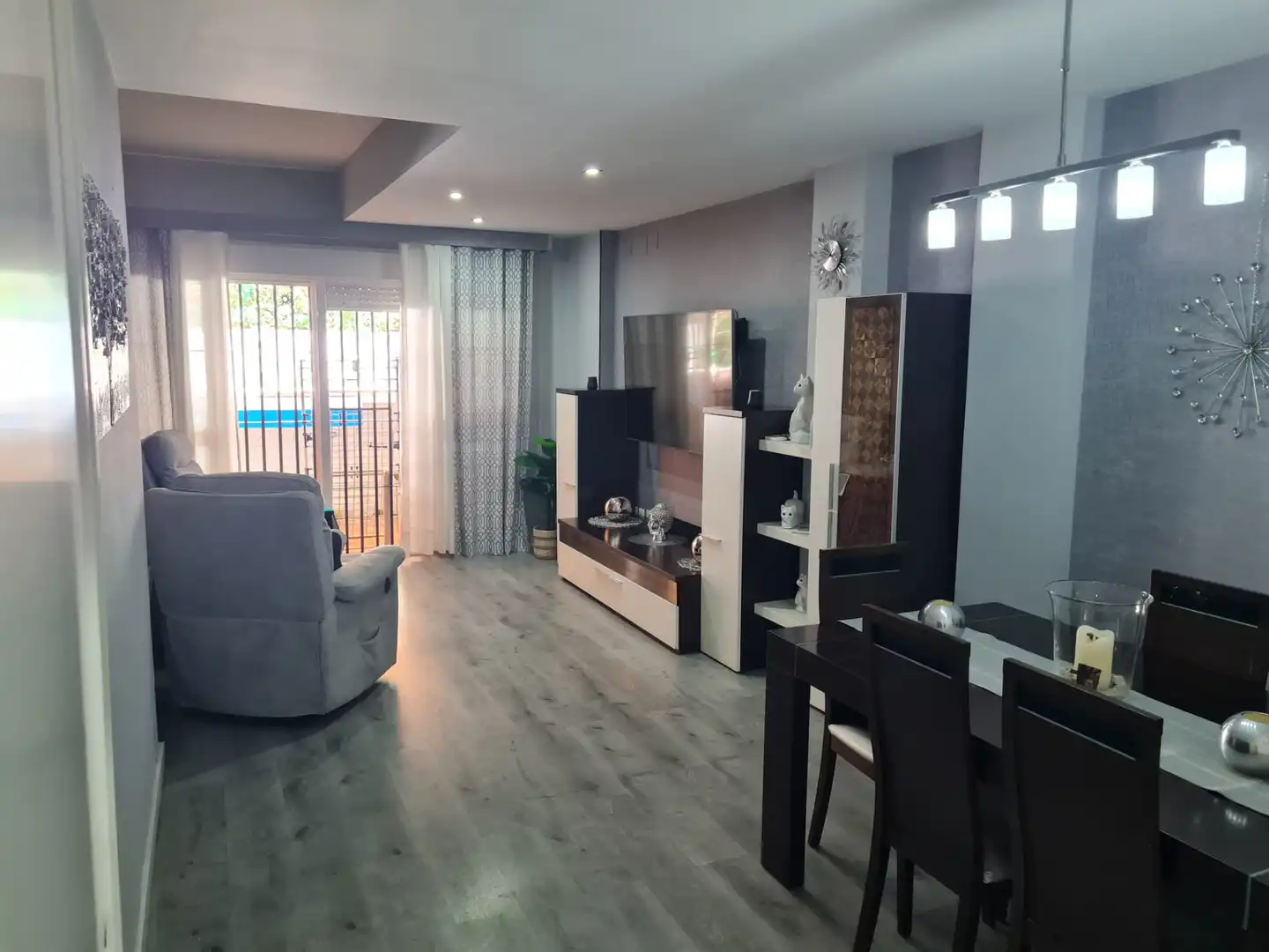 Sala d'estar de Casa adosada en venda en Espartinas amb Aire condicionat, Jardí privat i Piscina