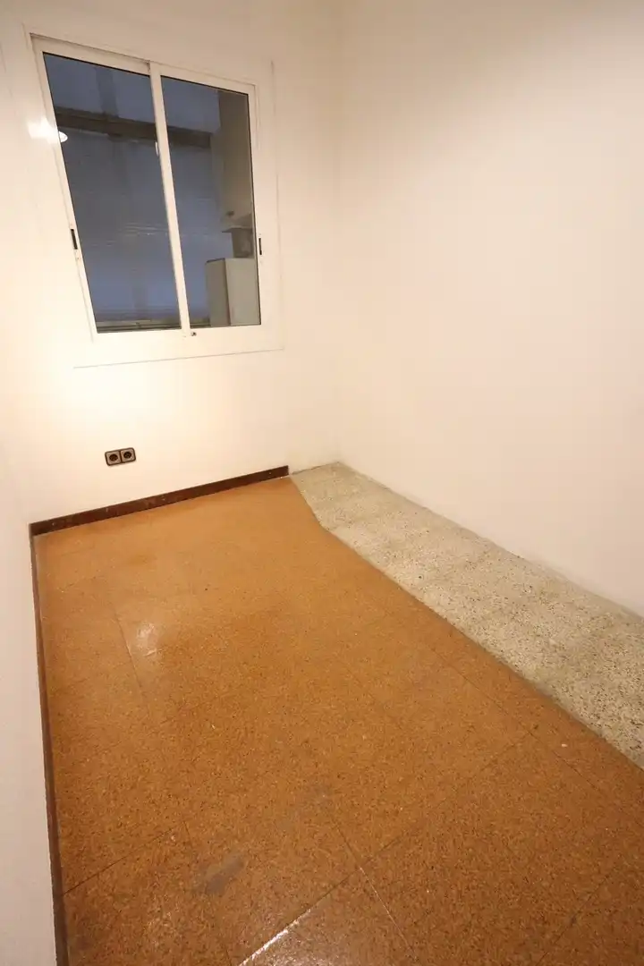 Wohnung zum Verkauf in Barcelona mit Heizung, Balkon und Haustechnik