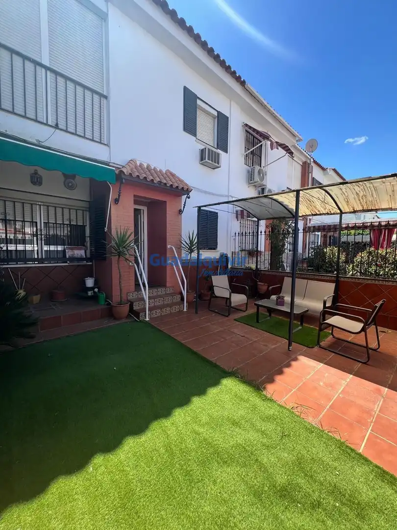 Terrassa de Casa adosada en venda en Montequinto amb Aire condicionat, Jardí privat i Traster