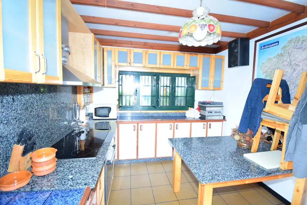 Cuina de Casa o xalet en venda en Pontedeume amb Calefacció, Jardí privat i Moblat