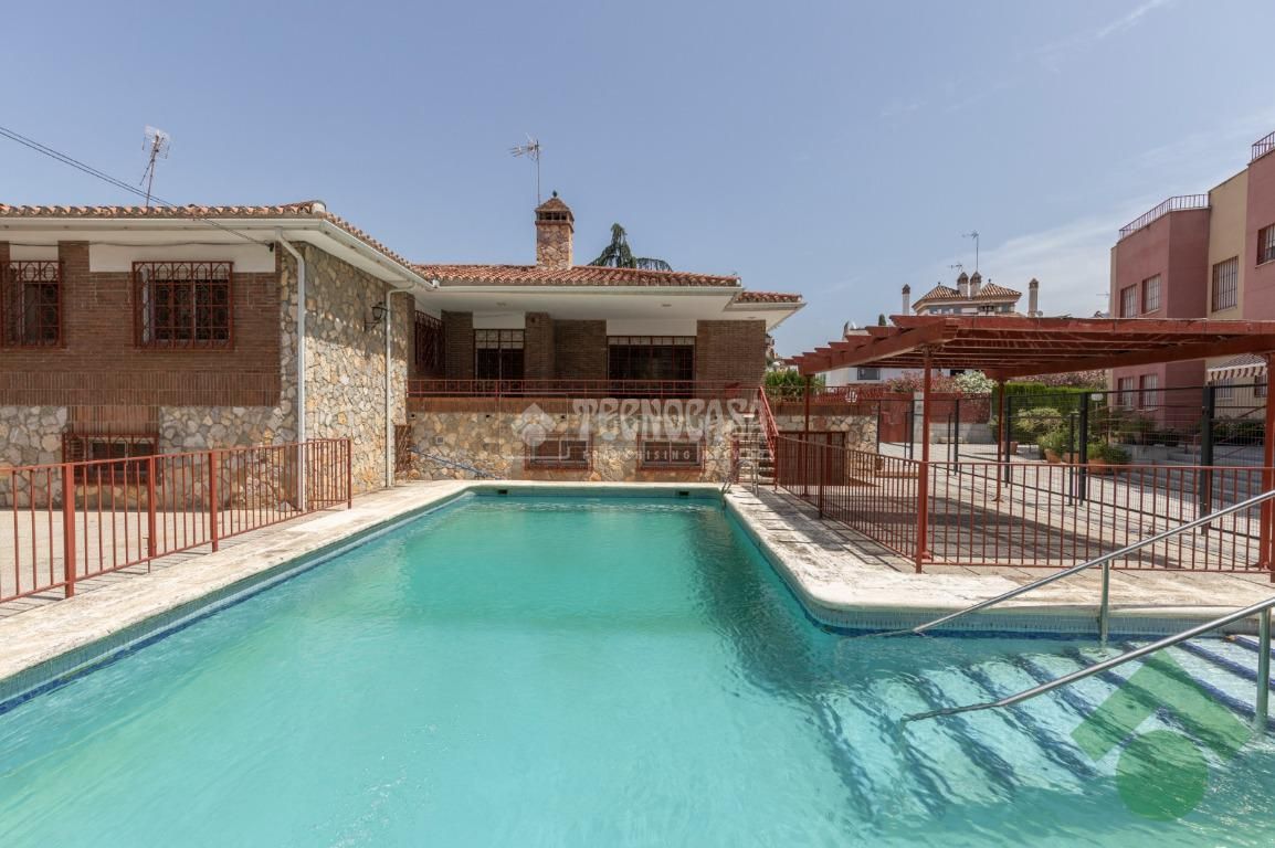 Piscina de Casa o xalet en venda en  Granada Capital