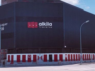 Industrial building to rent in Carrer de Balmes 147