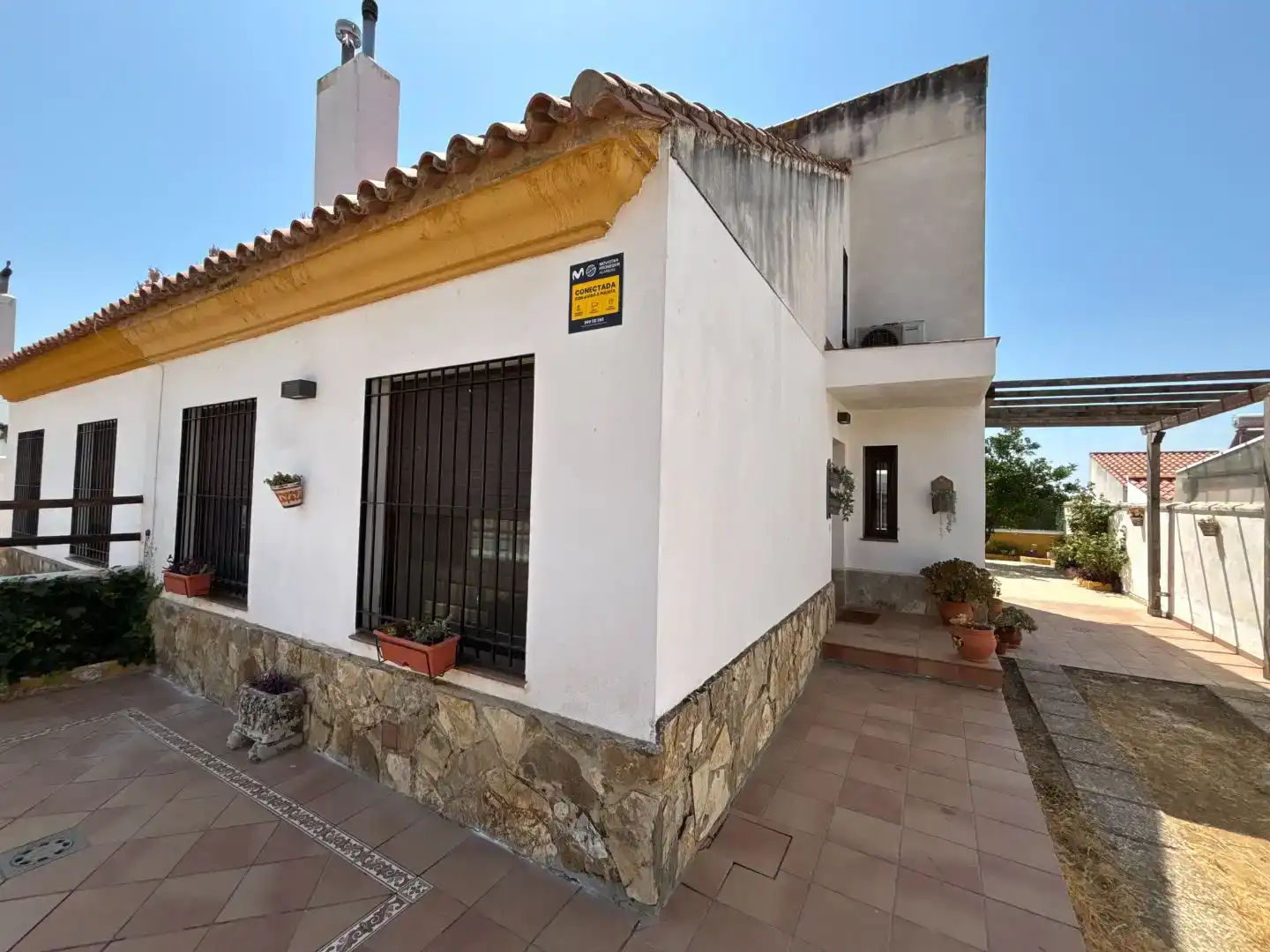 Vista exterior de Pis en venda en El Real de la Jara amb Aire condicionat, Jardí privat i Parquet