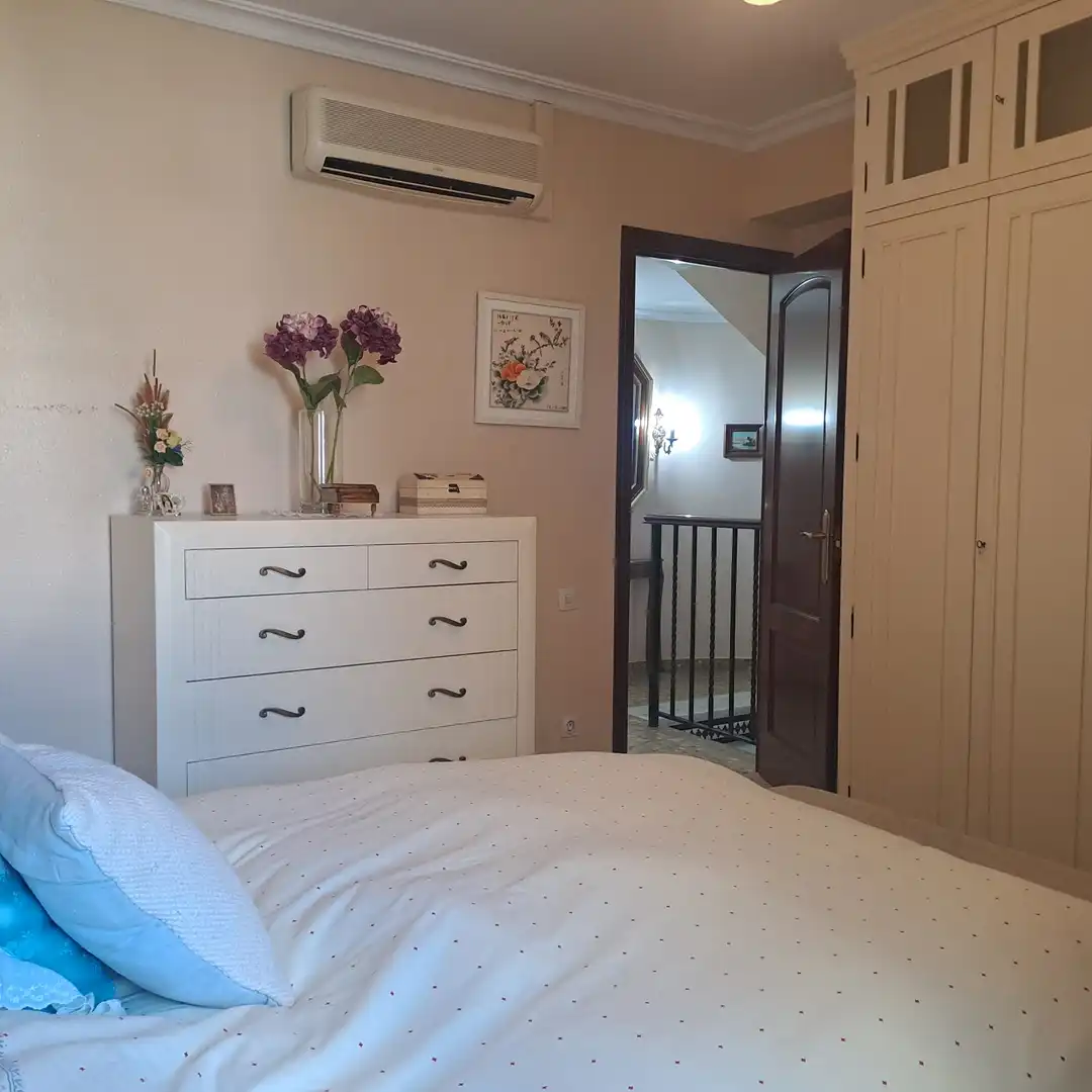 Dormitori de Casa adosada en venda en Dos Hermanas amb Aire condicionat, Traster i Piscina comunitària