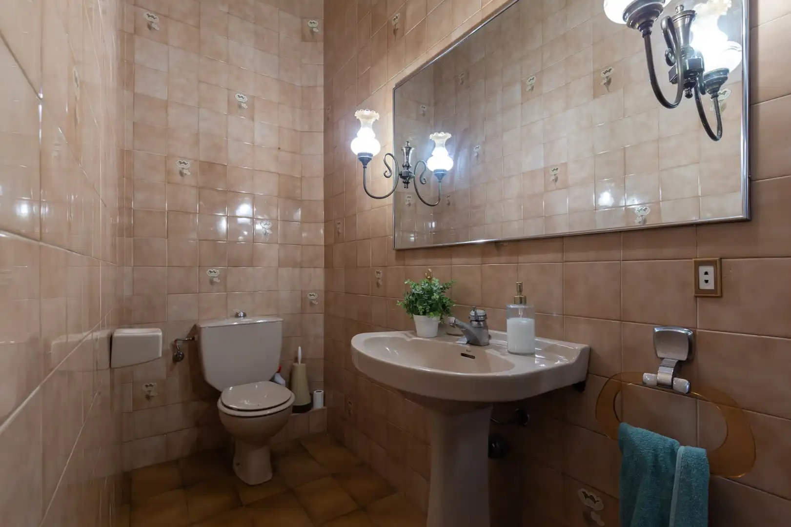 Badezimmer von Einfamilien-Reihenhaus zum Verkauf in Barcelona mit Terrasse und Abstellraum