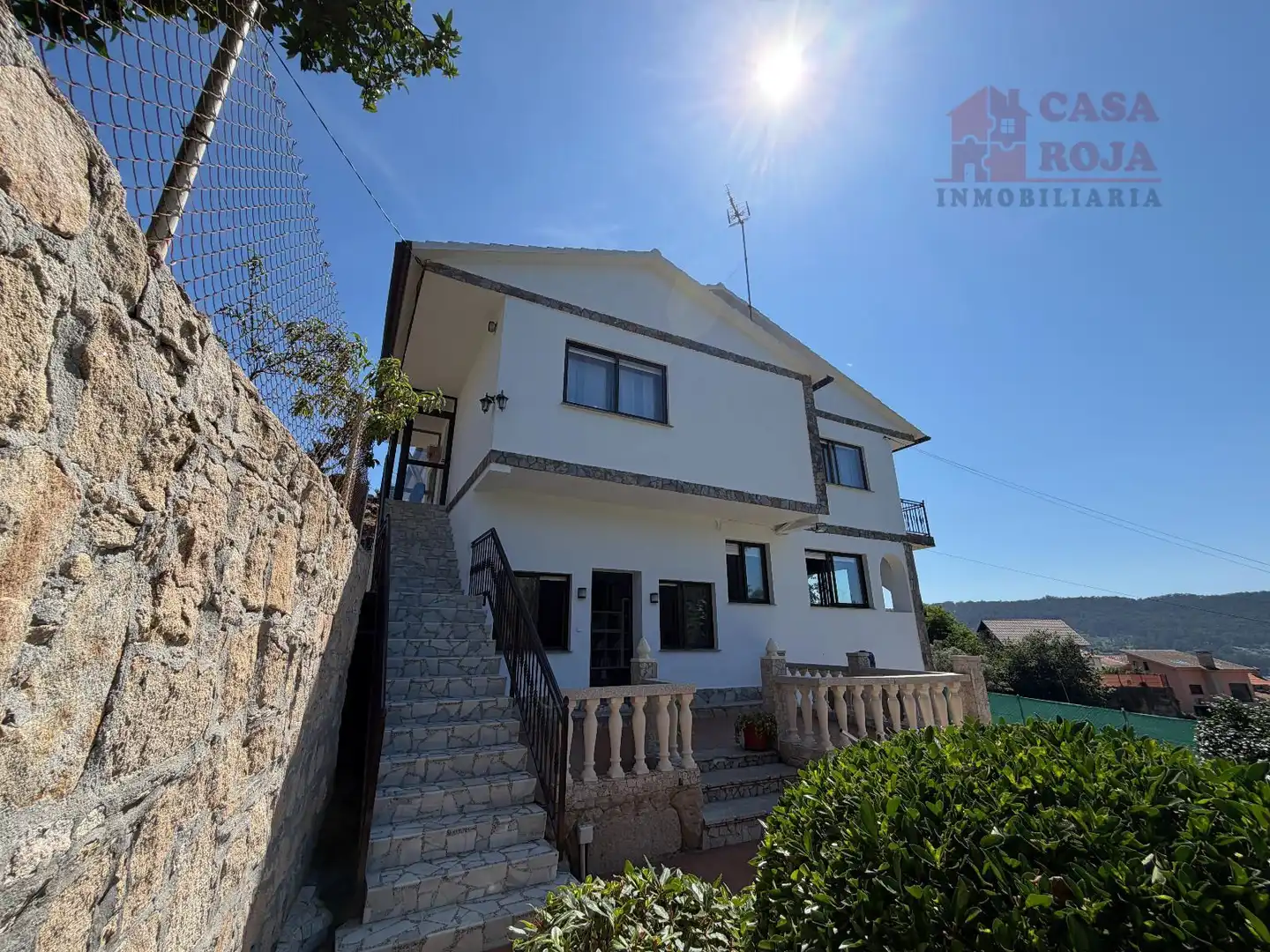 Vista exterior de Casa o xalet en venda en Cangas  amb Calefacció, Terrassa i Moblat