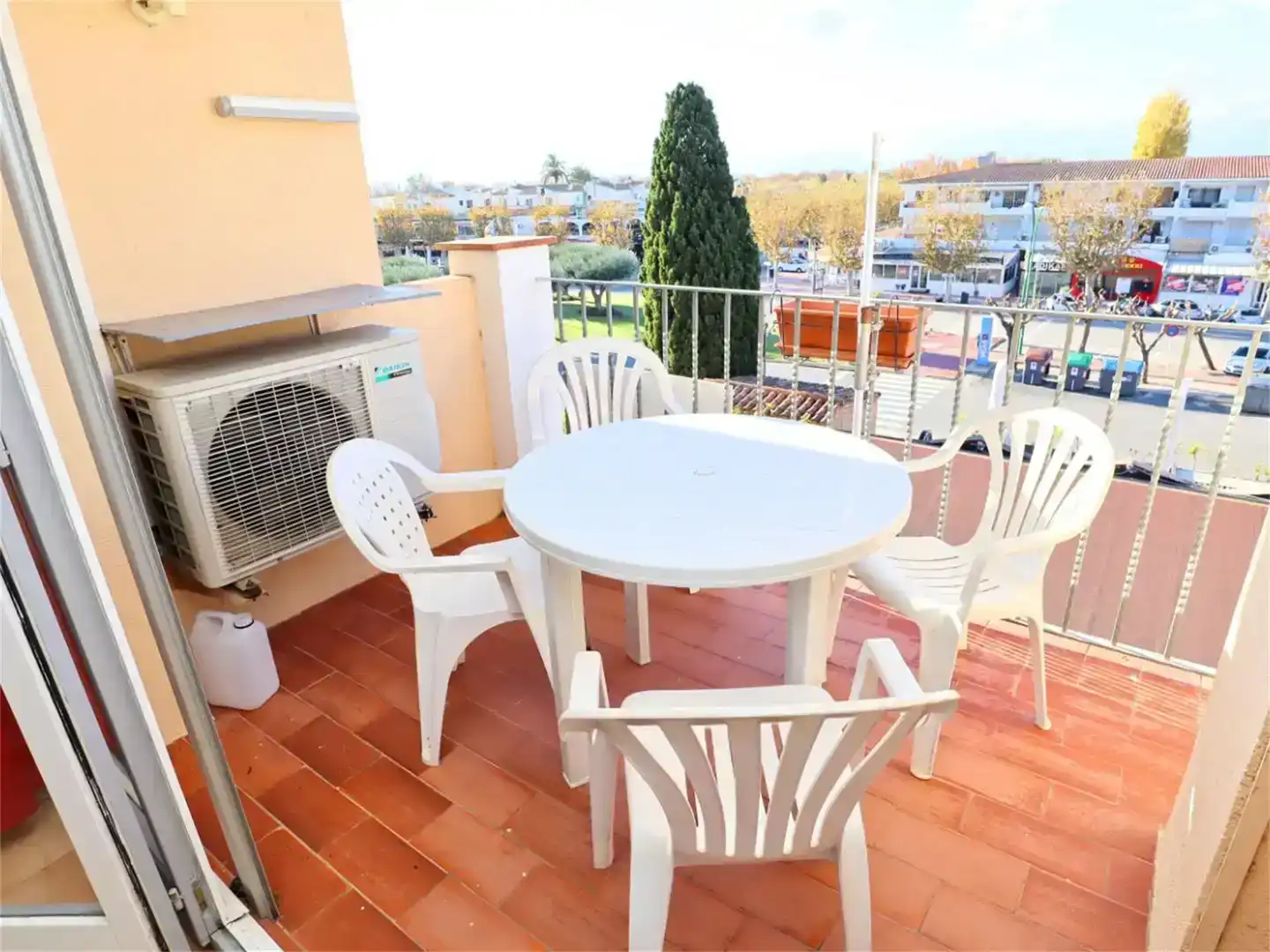Terrasse von Wohnung zum Verkauf in Empuriabrava mit Klimaanlage und Schwimmbad