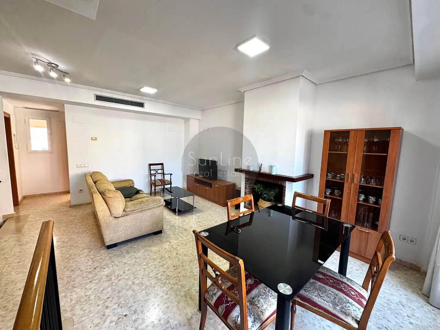 Wohnzimmer von Einfamilien-Reihenhaus zur Miete in Moncada mit Klimaanlage, Privatgarten und Terrasse