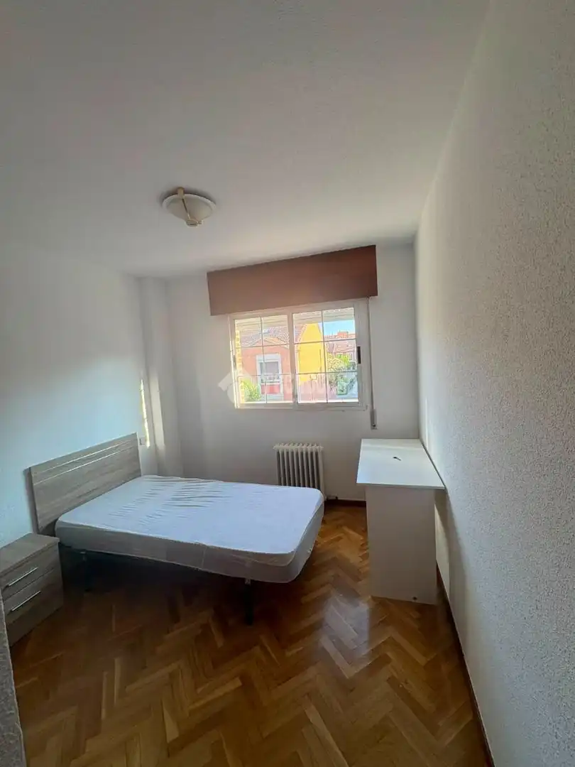 Dormitori de Casa adosada en venda en Valladolid amb Calefacció i Parquet
