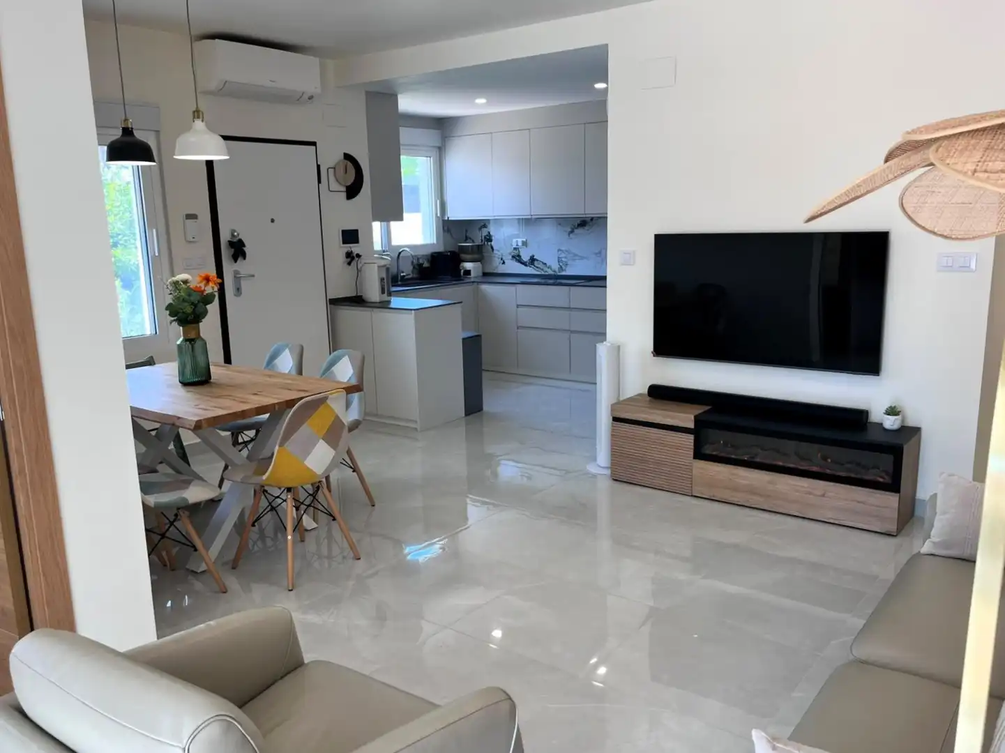 Sala d'estar de Casa o xalet en venda en La Pobla de Vallbona amb Aire condicionat, Calefacció i Jardí privat