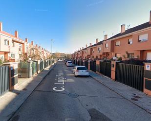 Vista exterior de Casa adosada en venda en San Fernando de Henares amb Calefacció, Jardí privat i Traster