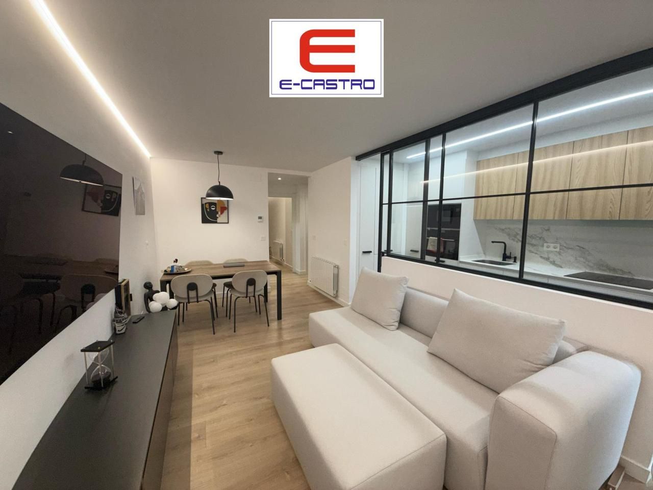 Sala de estar de Piso en venta en Castro-Urdiales con Calefacción, Parquet y Amueblado