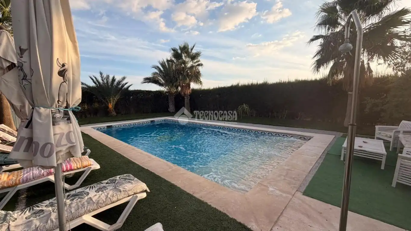 Piscina de Finca rústica en venda en La Lantejuela , Sevilla