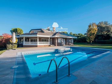 Chalet con balcón en venta en Urbanizaciones