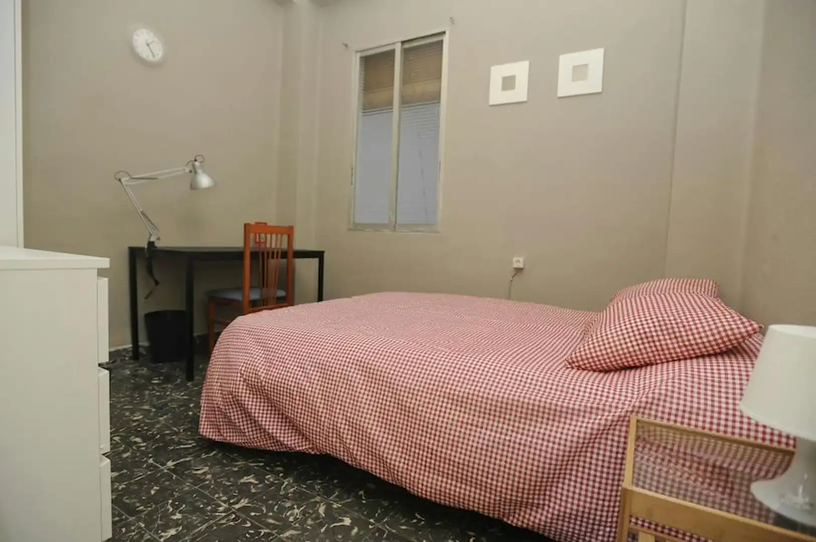 Bedroom of Flat for share in  Valencia Capital  with Washing machine and Internet