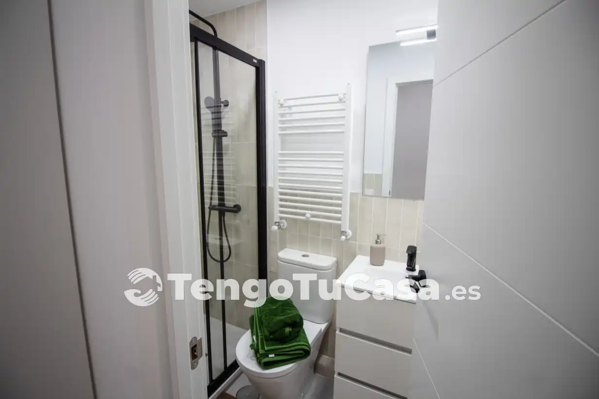 Bathroom of Flat for sale in Madrid  with Air Conditioner, Heating and Parquet flooring