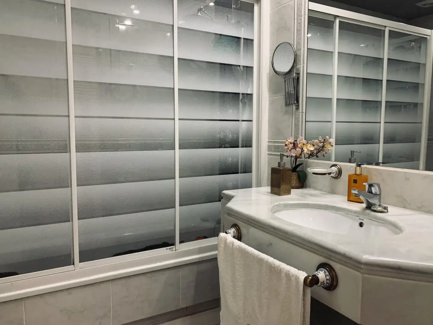 Baño de Apartamento en venta en Marbella con Aire acondicionado, Calefacción y Jardín privado