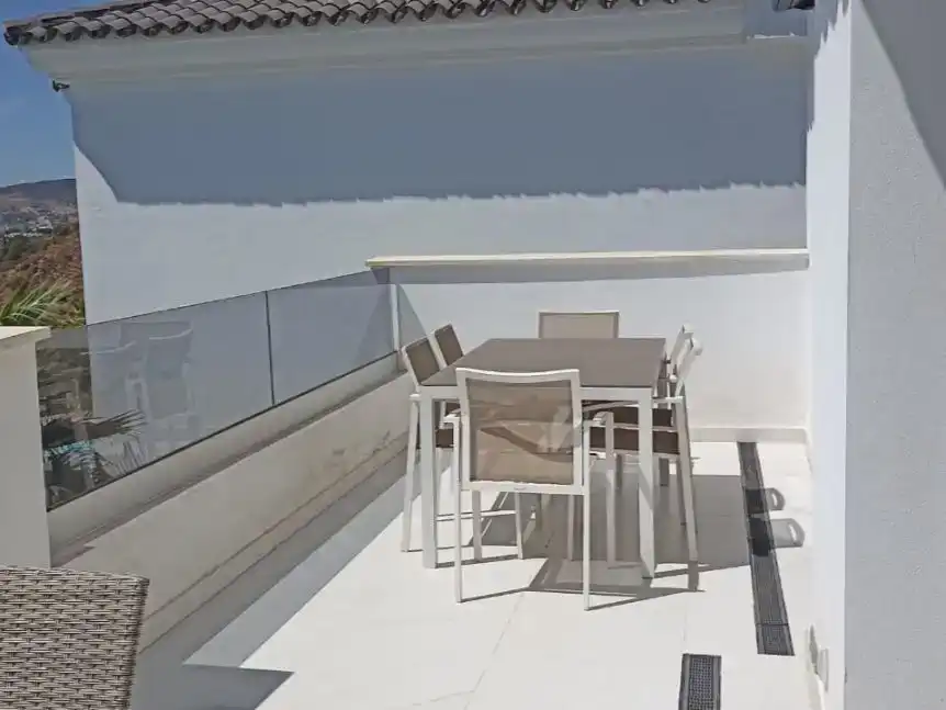 Terrasse von Wohnung zur Miete in Estepona mit Klimaanlage, Privatgarten und Schwimmbad