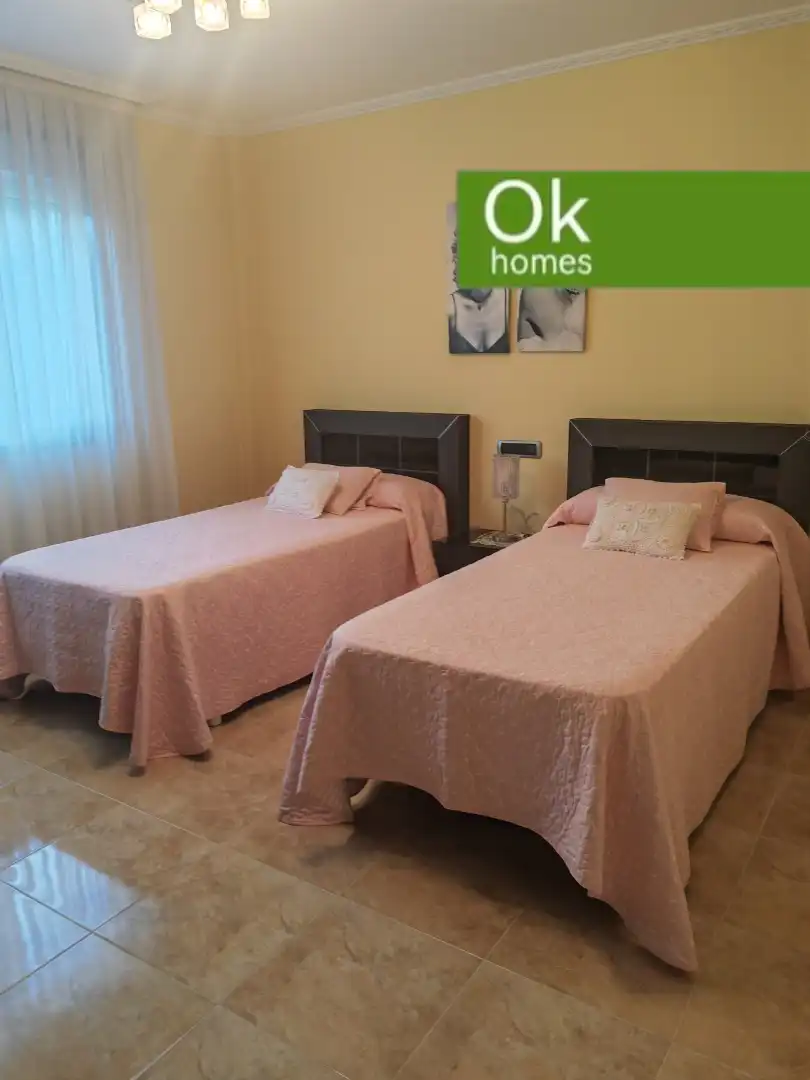 Dormitori de Casa o xalet en venda en Melide amb Calefacció, Jardí privat i Parquet