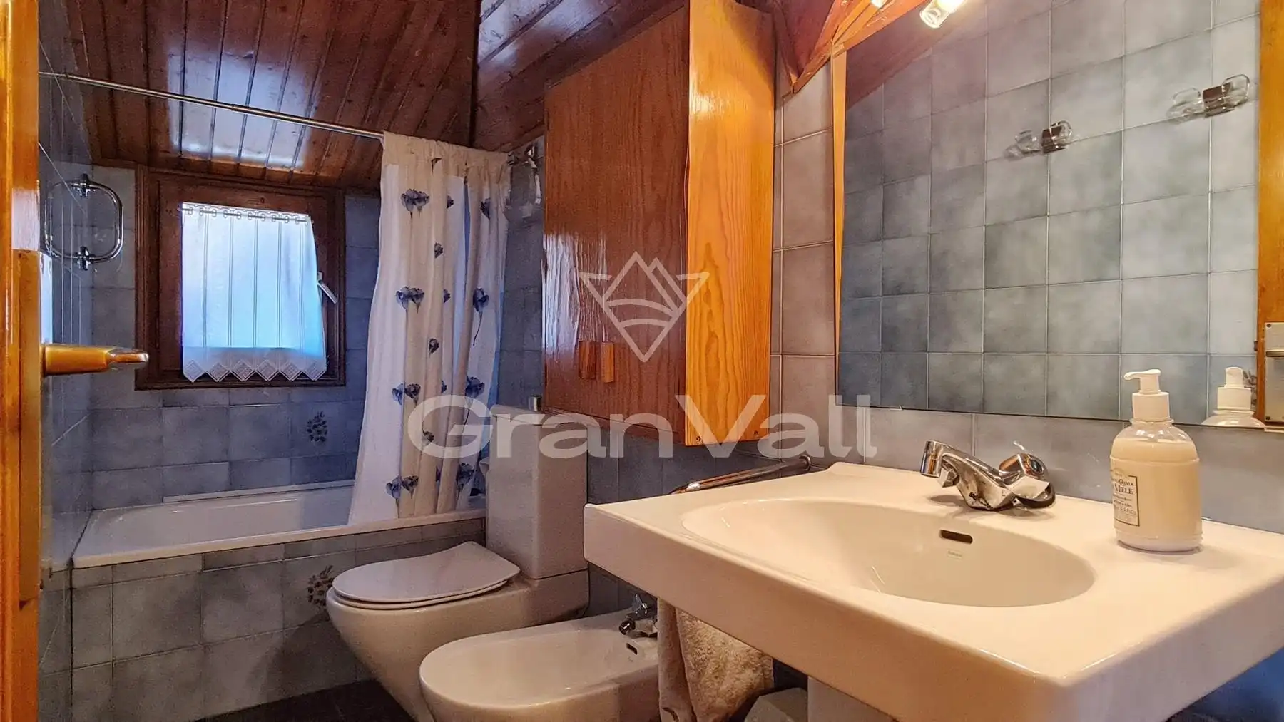 Baño de Ático en venta en Puigcerdà con Calefacción y Trastero