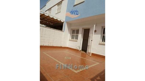 CASA ADOSADA EN VENTA EN GERENA  3 DORMITORIOS, PATIO, TERRAZA Y CHIMENEA, immagine 2
