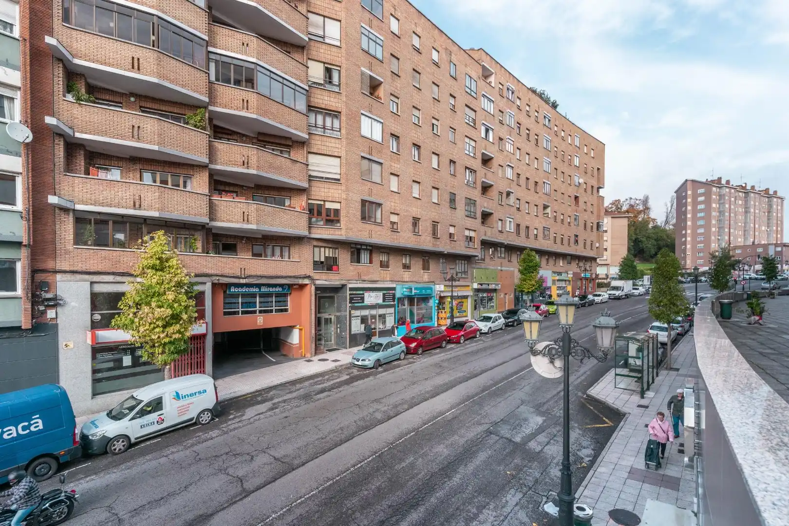 Vista exterior de Local en venta en Oviedo 