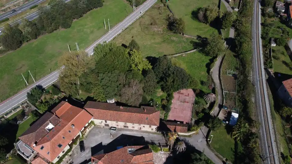 Vista exterior de Casa o xalet en venda en Torrelavega  amb Jardí privat