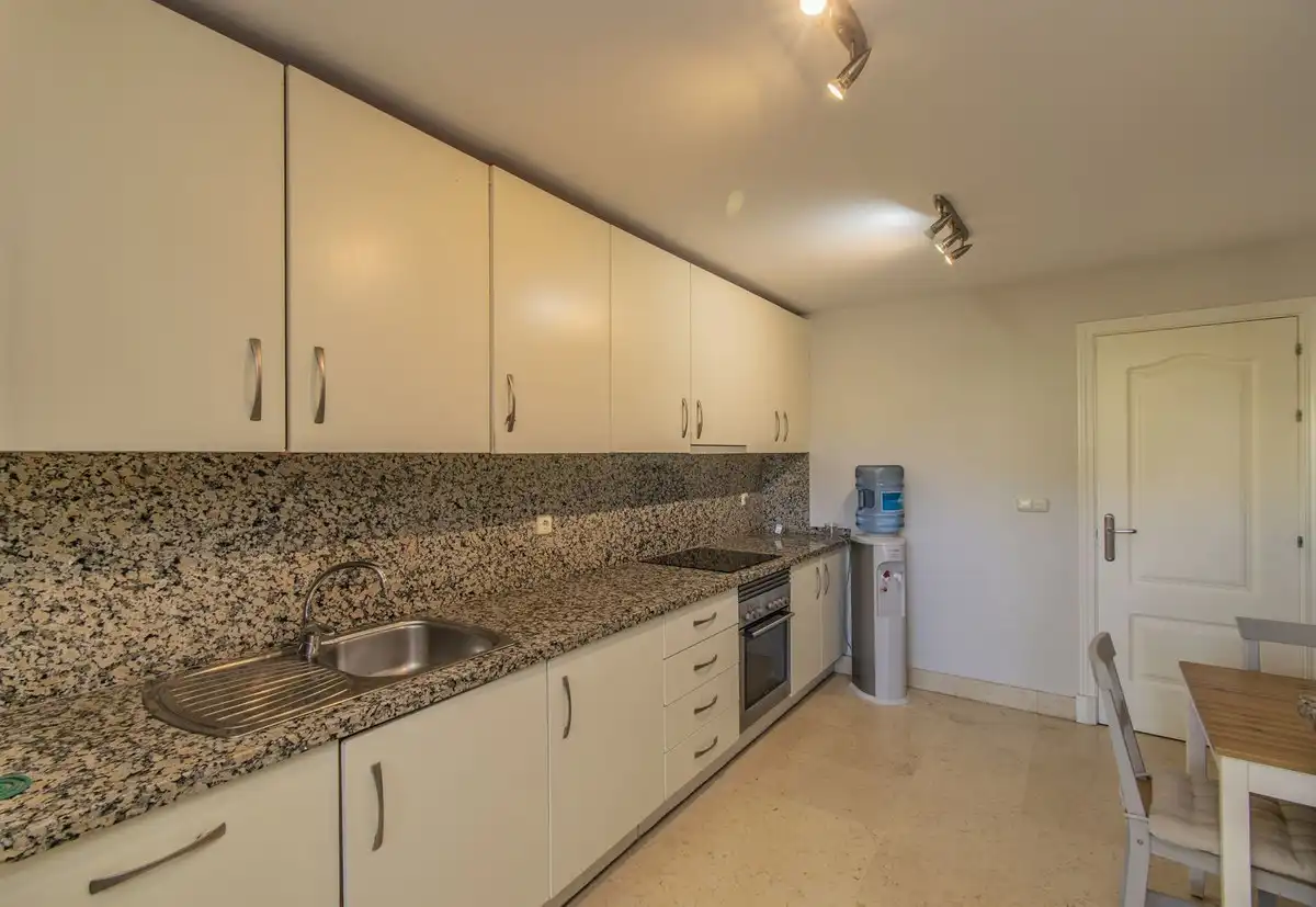 Cuina de Apartament en venda en Benahavís amb Aire condicionat, Jardí privat i Moblat