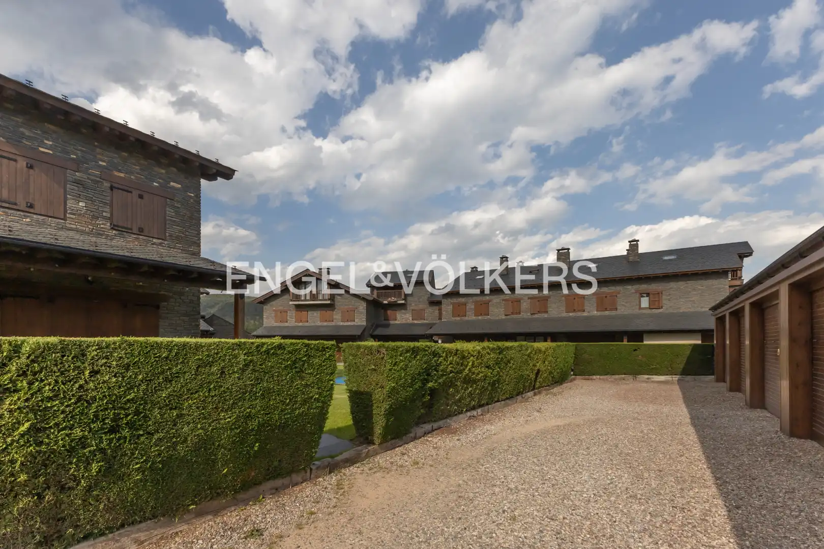 Vista exterior de Casa adosada en venda en Bellver de Cerdanya amb Calefacció, Parquet i Terrassa