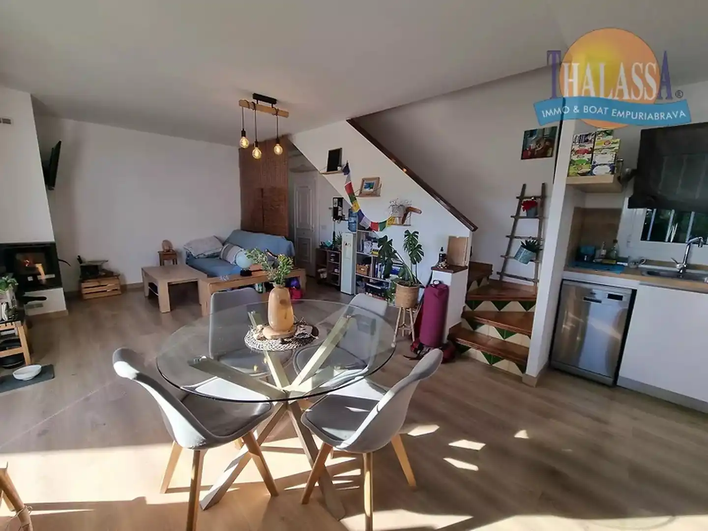 Sala d'estar de Casa adosada en venda en Roses amb Aire condicionat, Jardí privat i Terrassa