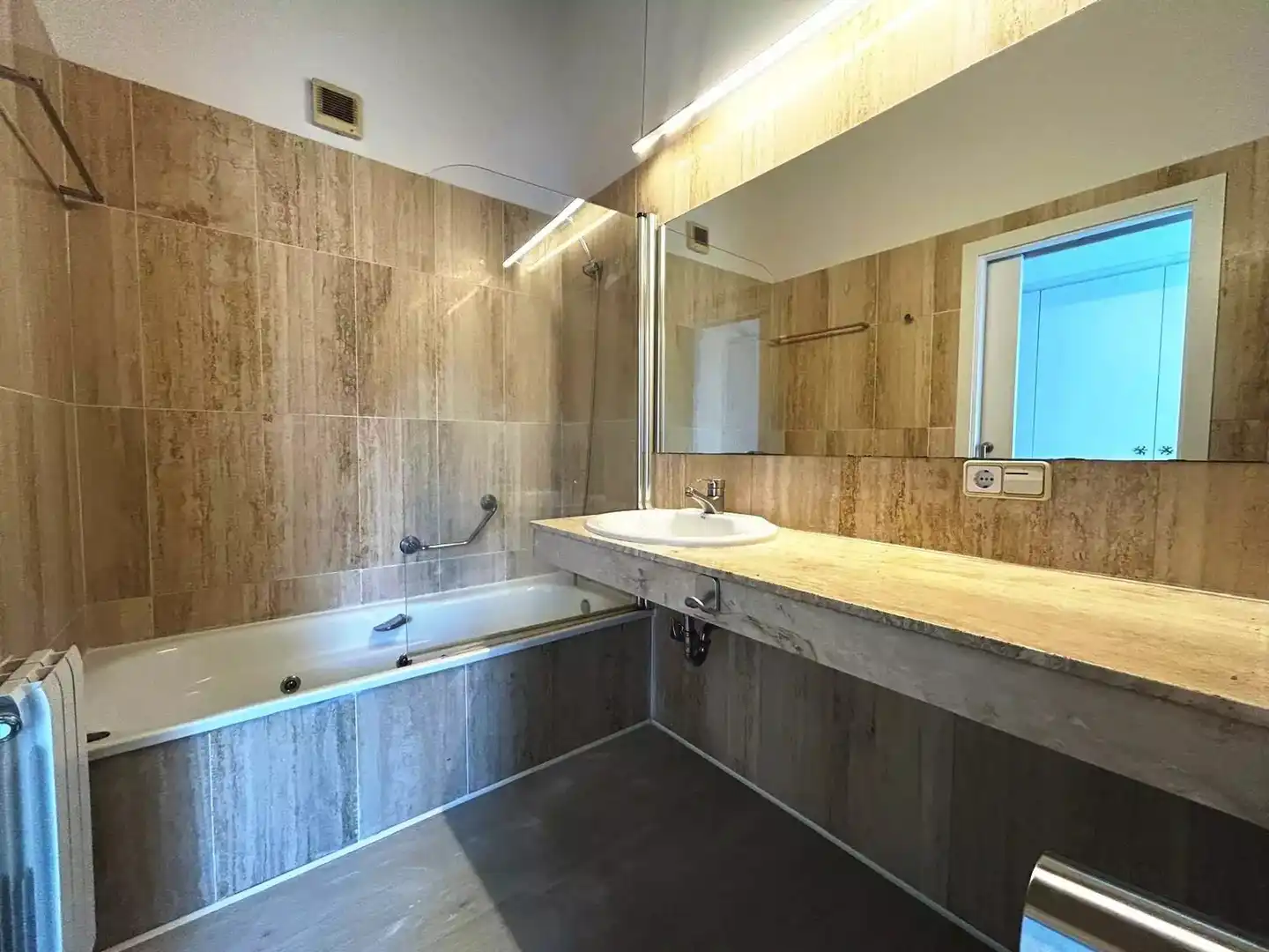 Badezimmer von Wohnung zur Miete in Girona mit Klimaanlage, Heizung und Parkett