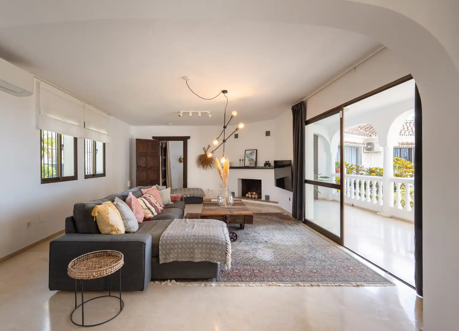 Sala d'estar de Casa o xalet en venda en Mijas amb Aire condicionat, Jardí privat i Terrassa