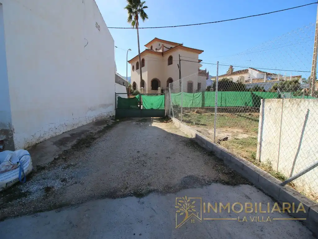 Vista exterior de Casa o xalet en venda en Alhaurín de la Torre amb Jardí privat, Terrassa i Moblat