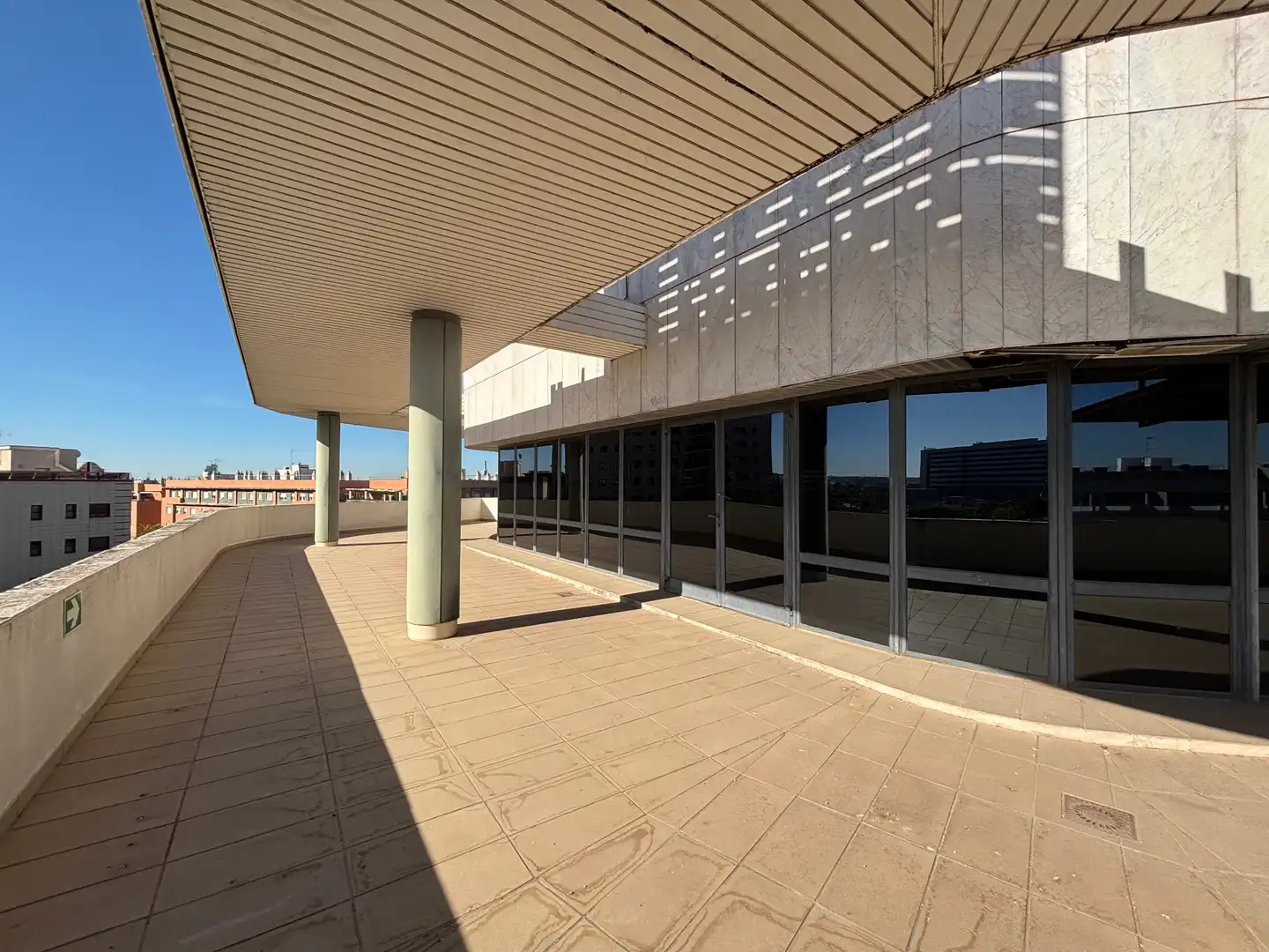 Vista exterior de Oficina de lloguer en Sevilla