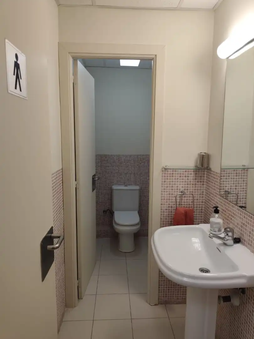 Badezimmer von Büro zur Miete in Fuencarral - El Pardo