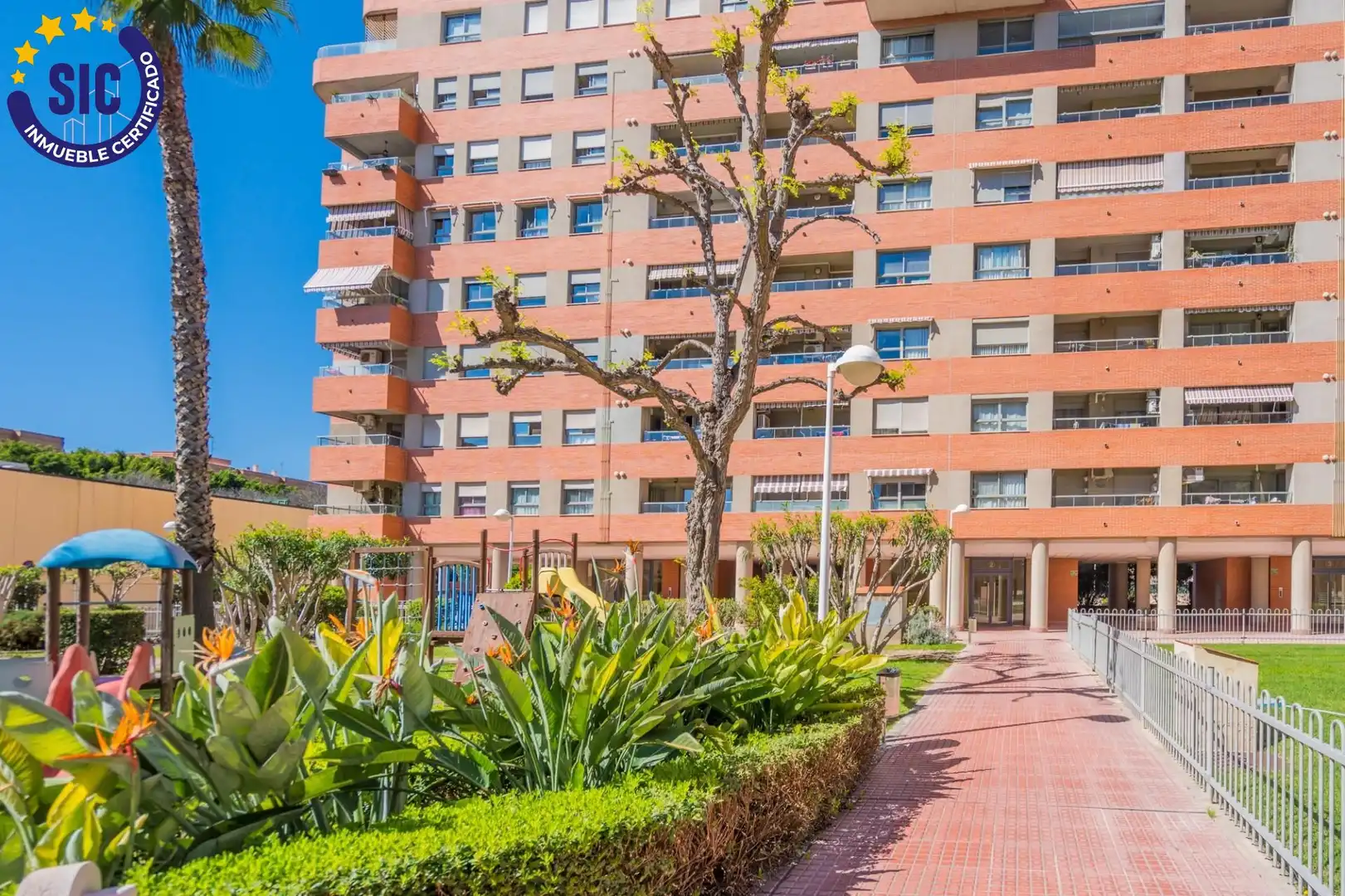 Vista exterior de Àtic en venda en Mislata amb Aire condicionat, Calefacció i Jardí privat